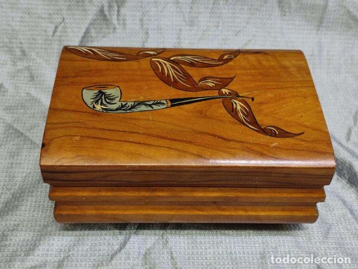 Coleccionismo: CAJA TABAQUERA TABACO DE MADERA DECORADA CON PIPA - Foto 1