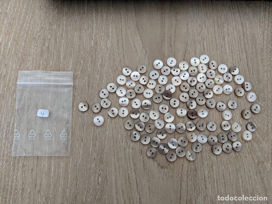 Coleccionismo: BOLSITA CON 109 BOTONES