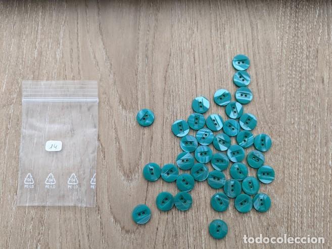 Coleccionismo: 40 BOTONES VERDES
