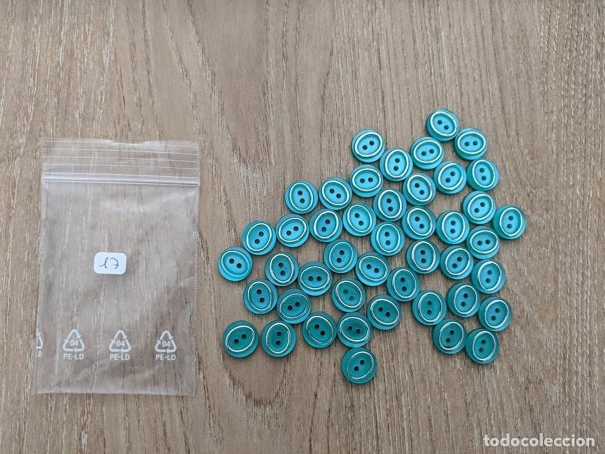 Coleccionismo: 45 BOTONES VERDE FILO PLATEADO