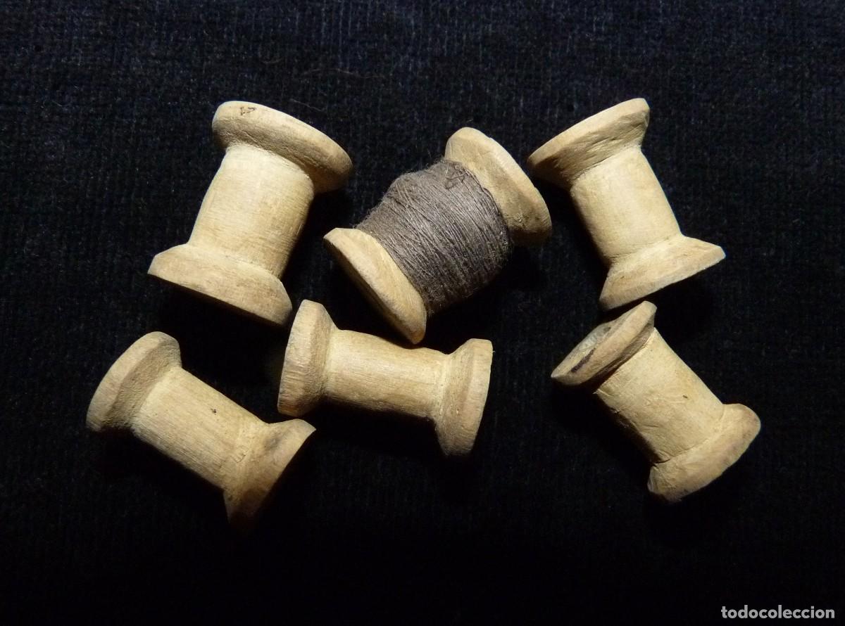 Coleccionismo: LOTE DE 6 ANTIGUAS BOBINAS DE MADERA EN MINIATURA. 11 mm.
