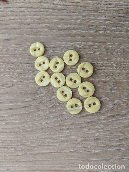 Sammeln: 12 BOTONES AMARILLOS