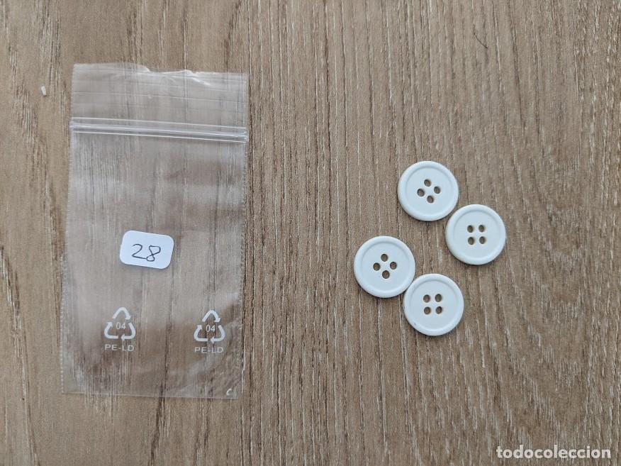 Collecting: BOLSITA CON 4 BOTONES BLANCOS