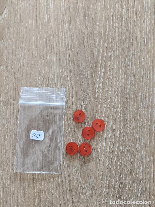 Sammeln: BOLSITA CON 5 BOTONES ROJOS