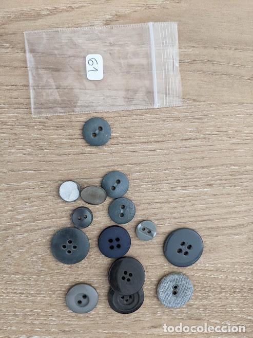 Sammeln: BOLSITA CON 14 BOTONES GRISES VARIADOS