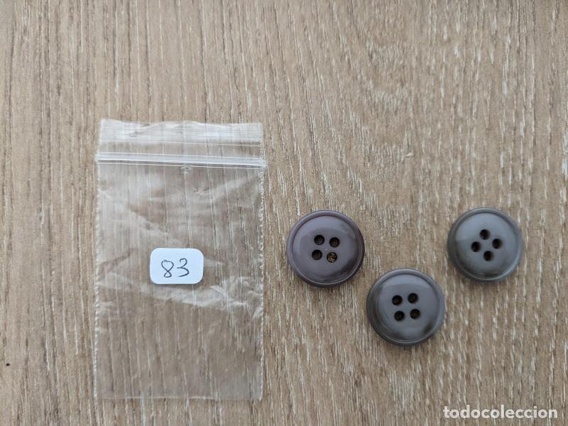 Sammeln: BOLSITA CON 3 BOTONES GRISES