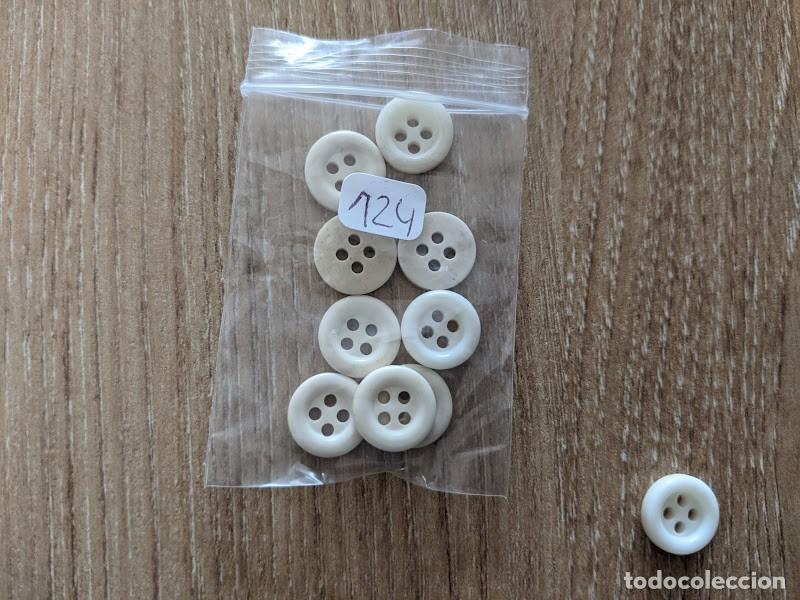 Collecting: 10 BOTONES