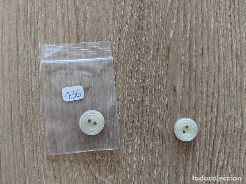 Collecting: 2 BOTONES