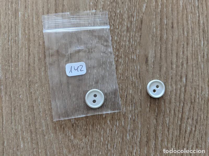 Collecting: 2 BOTONES