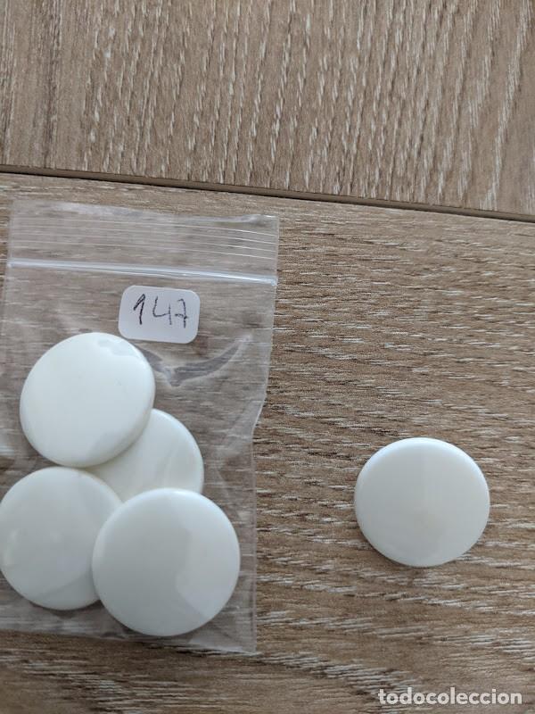 Collecting: 5 BOTONES