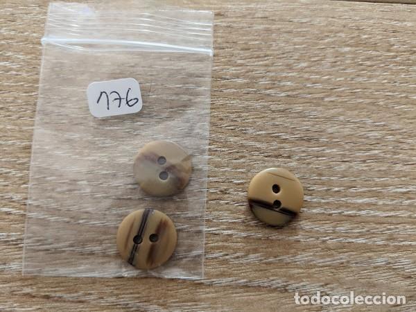 Collecting: 3 BOTONES