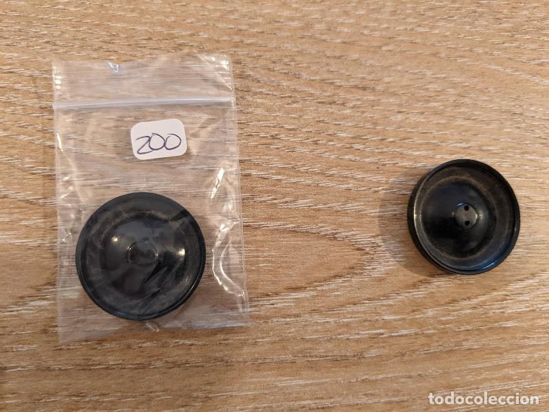 Collecting: 2 BOTONES