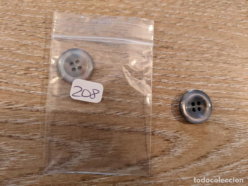 Collecting: 2 BOTONES