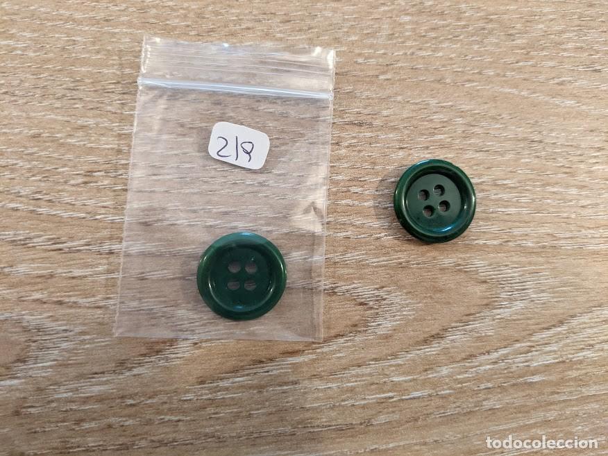 Collecting: 2 BOTONES