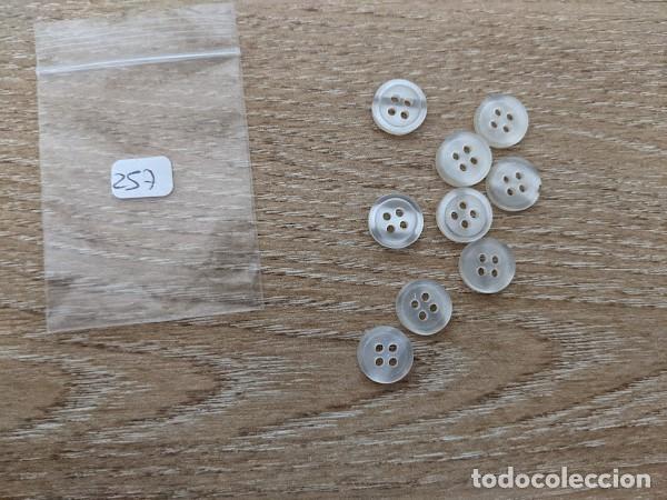 Collecting: 9 BOTONES