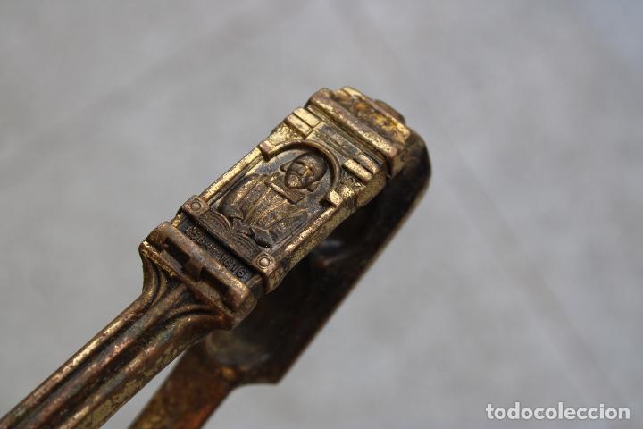 Coleccionismo: antiguo cascanueces con relieves - c104 - Foto 2