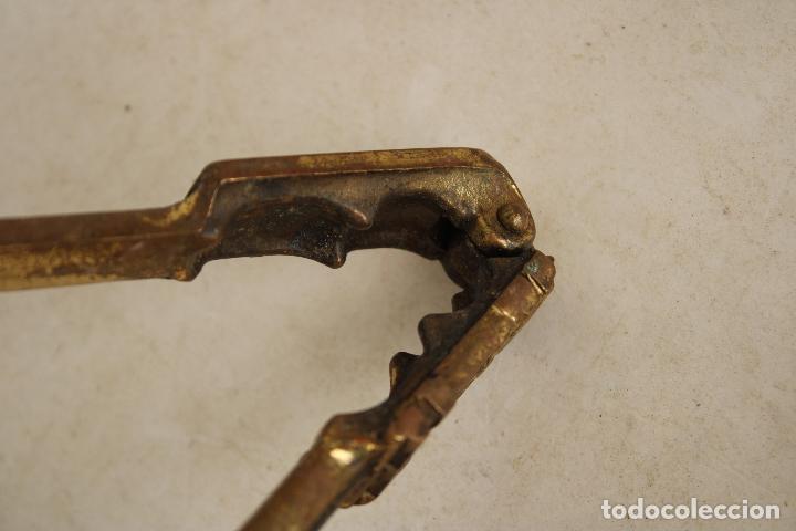 Coleccionismo: antiguo cascanueces con relieves - c104 - Foto 3