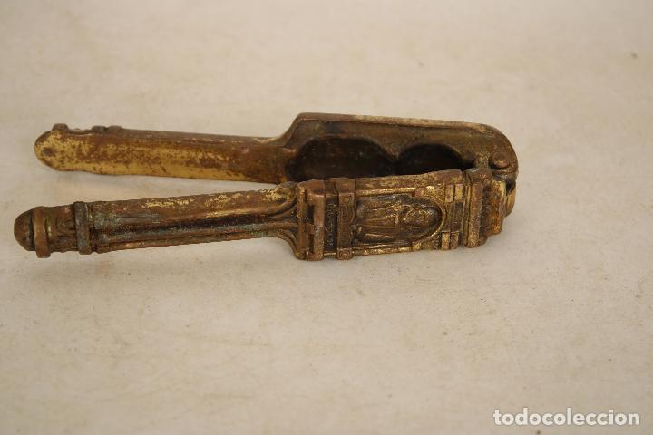Coleccionismo: antiguo cascanueces con relieves - c104 - Foto 4