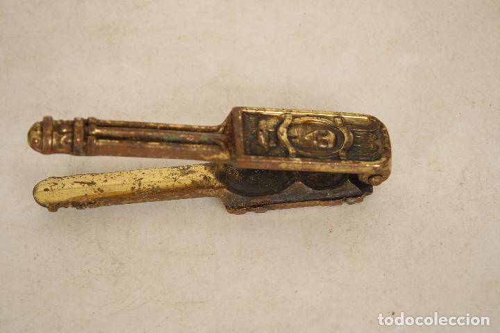 Coleccionismo: antiguo cascanueces con relieves - c104 - Foto 6