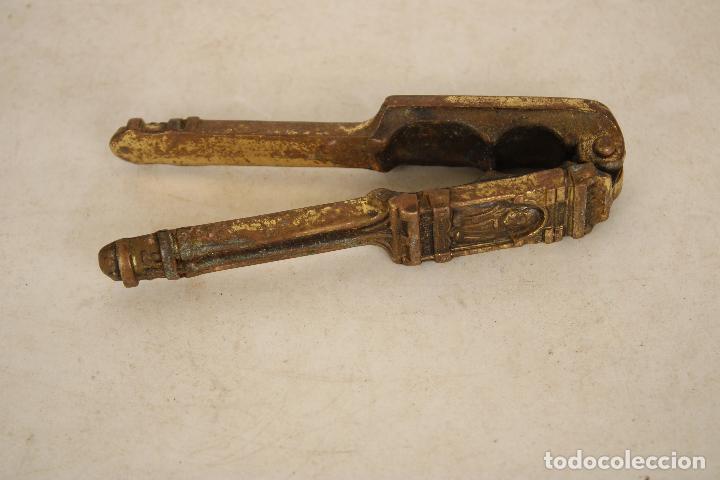 Coleccionismo: antiguo cascanueces con relieves - c104 - Foto 1