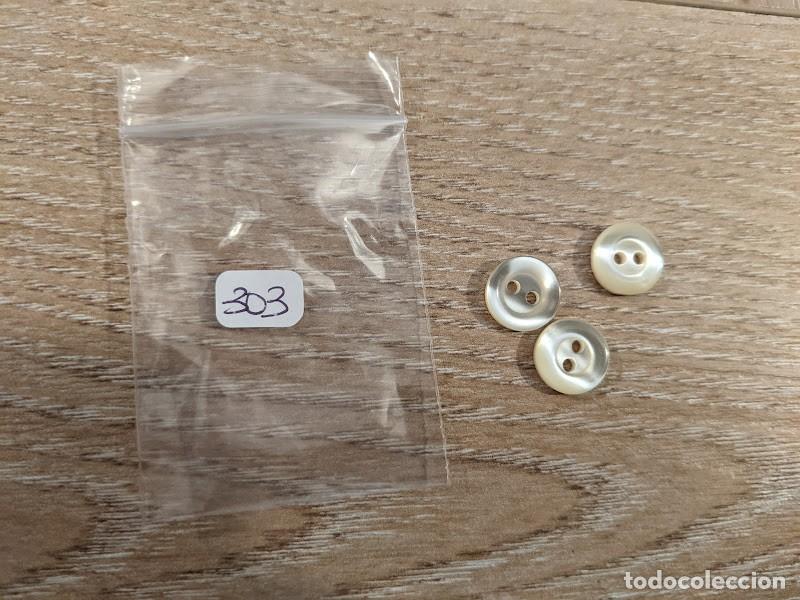 Collecting: 3 BOTONES