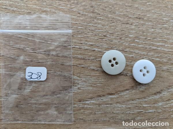 Collecting: 2 BOTONES
