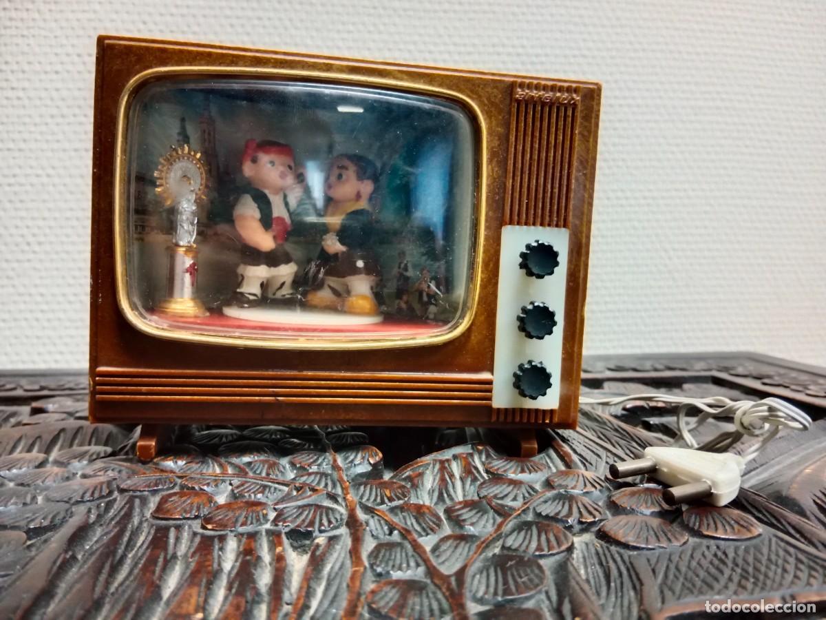 Coleccionismo: ANTIGUO SOUVENIR ZARAGOZA - LAMPARITA TELEVISOR - VIRGEN DEL PILAR Y DOS MA&Ntilde;ICOS BAILANDO LA JOTA