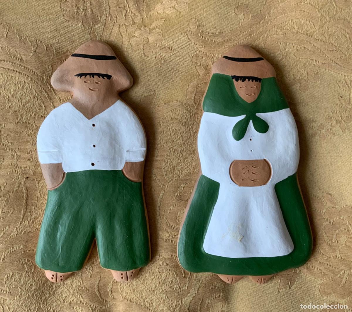 Coleccionismo: PAREJA DE CAMPESINOS DE LANZAROTE, UGA, BARRO COCIDO