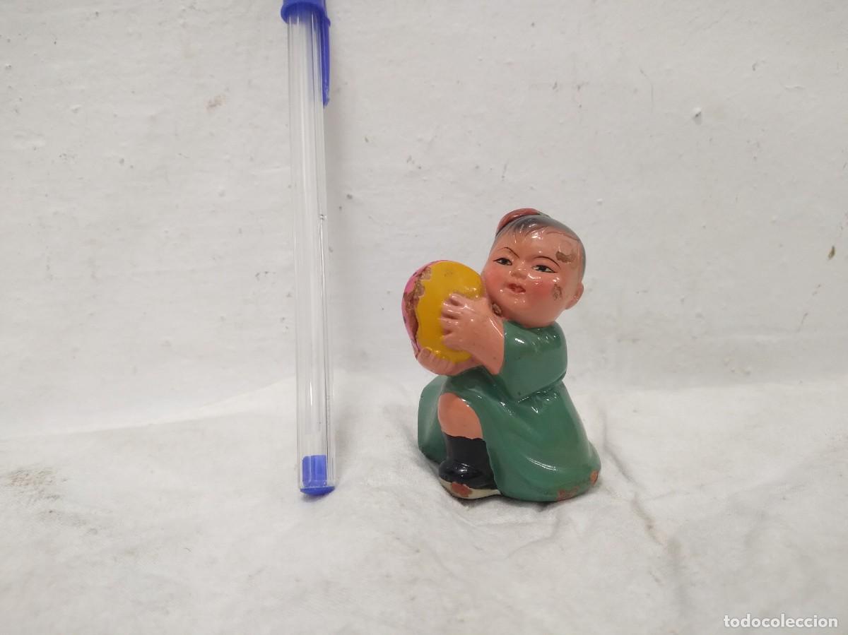 Coleccionismo: Antiguo Peque&ntilde;o Sacapuntas Oriental Figura de Ni&ntilde;a Oriental Tocando Instrumento-Pandereta-