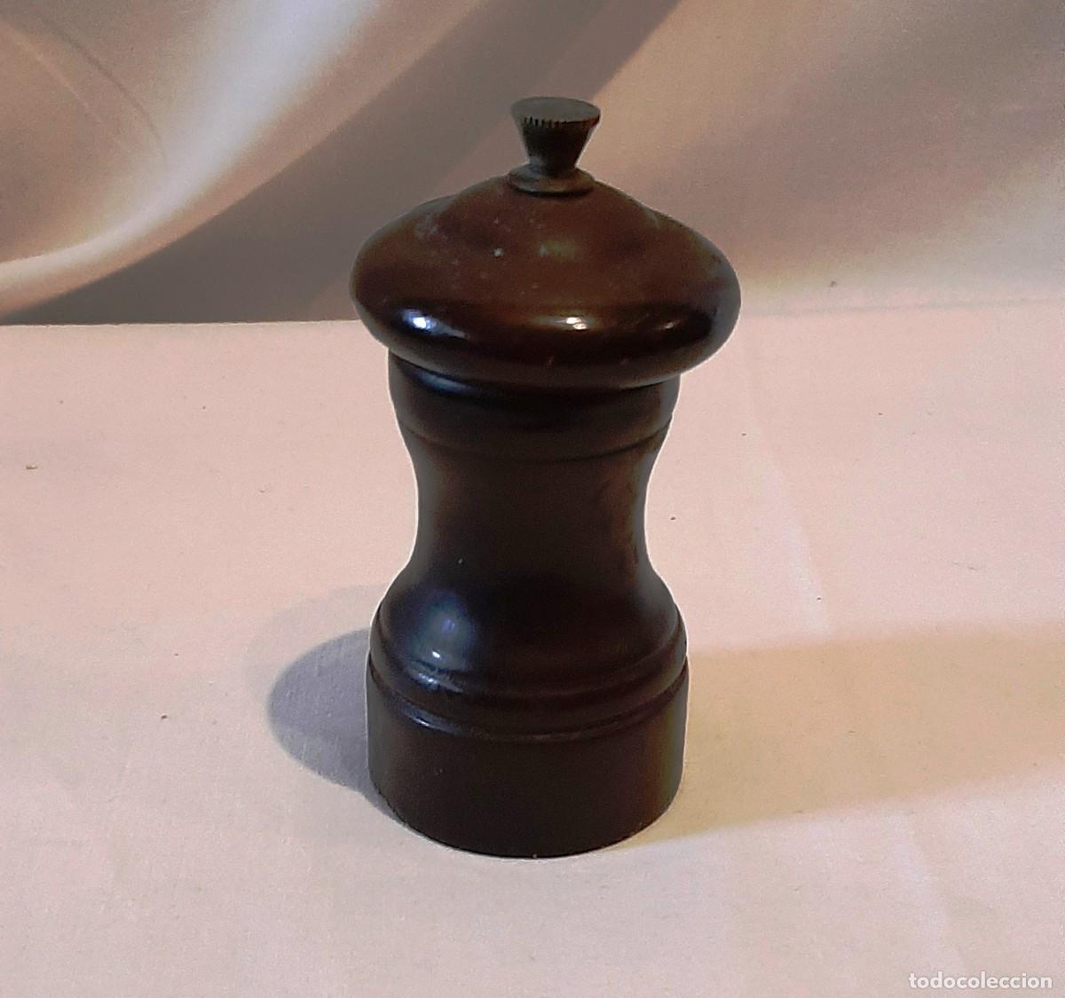 Coleccionismo: Antiguo molinillo de madera marr&oacute;n - Foto 1