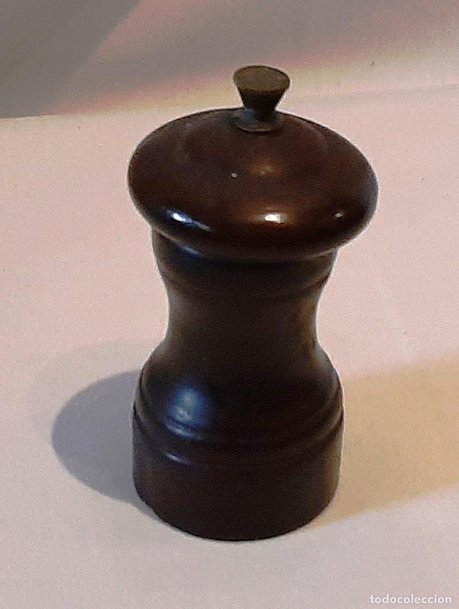 Coleccionismo: Antiguo molinillo de madera marr&oacute;n - Foto 2