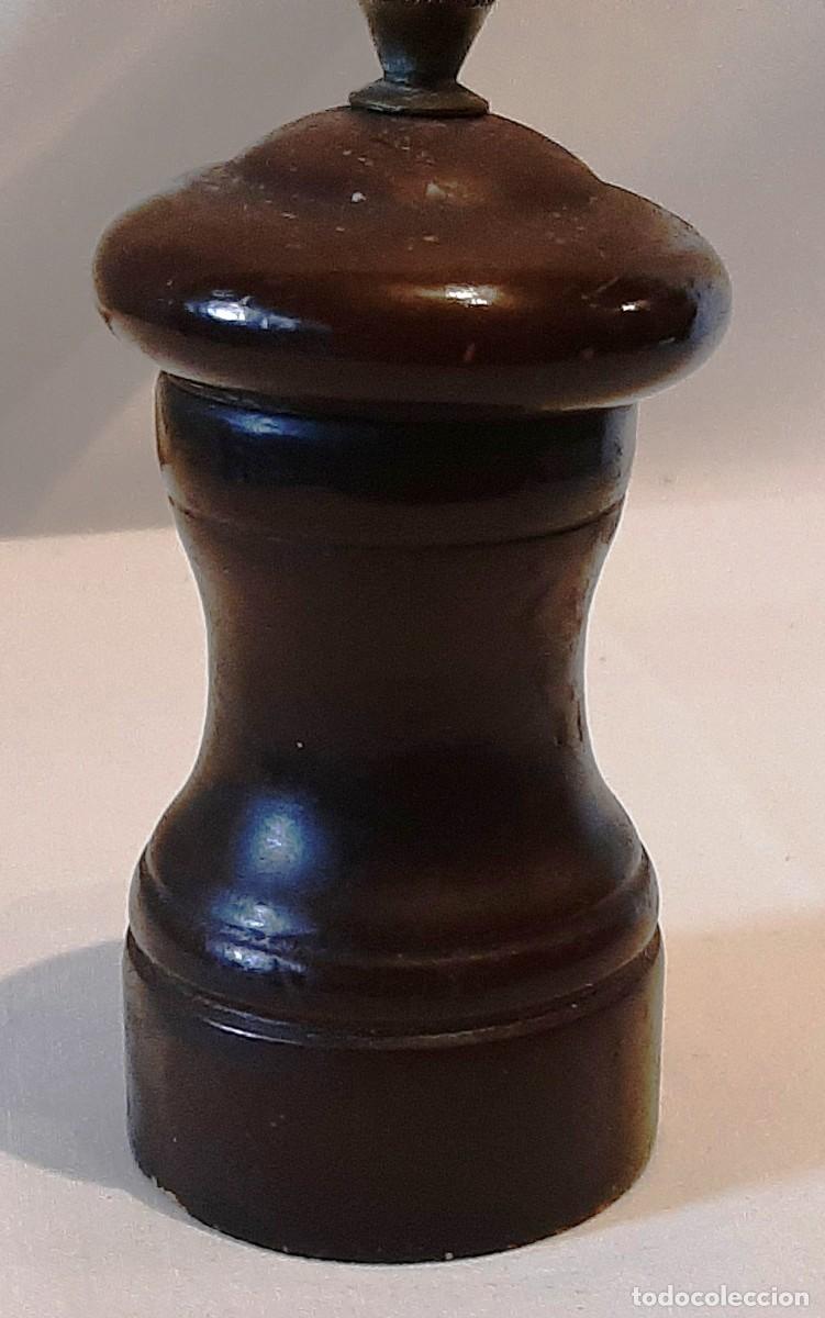 Coleccionismo: Antiguo molinillo de madera marr&oacute;n - Foto 3
