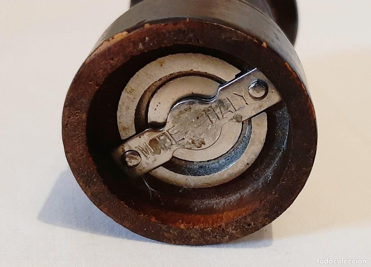 Coleccionismo: Antiguo molinillo de madera marr&oacute;n - Foto 5