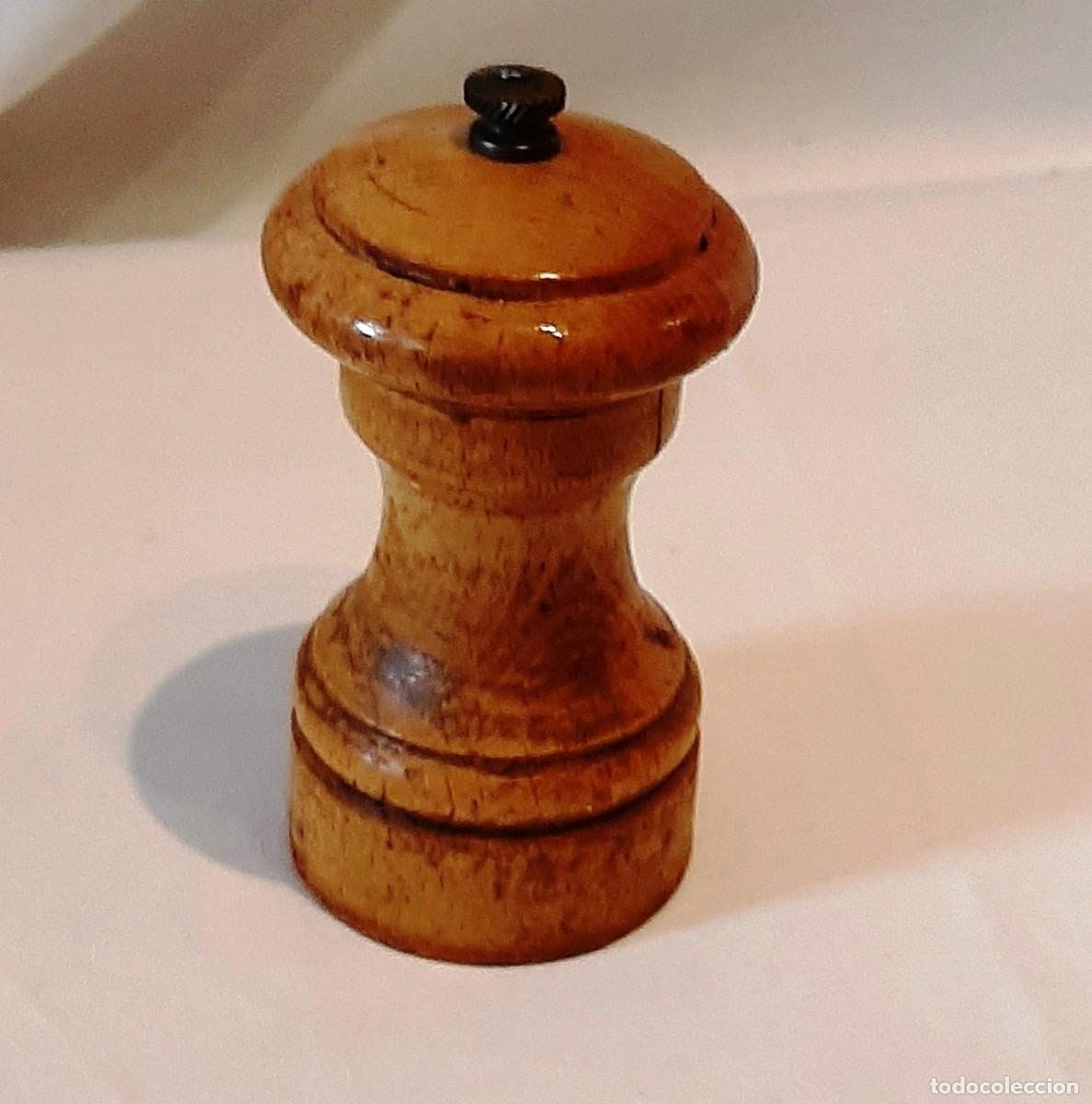 Coleccionismo: Antiguo molinillo de madera claro - Foto 1