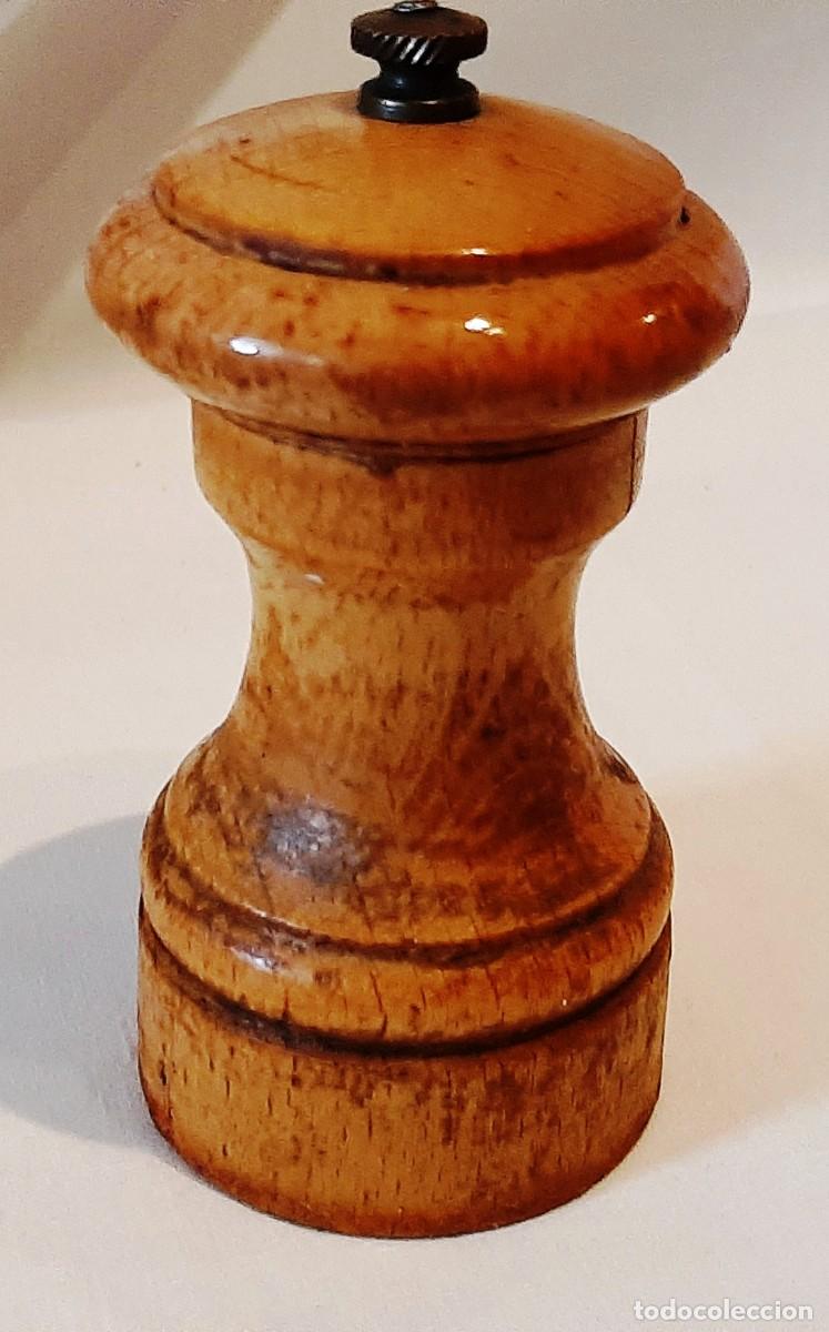 Coleccionismo: Antiguo molinillo de madera claro - Foto 2