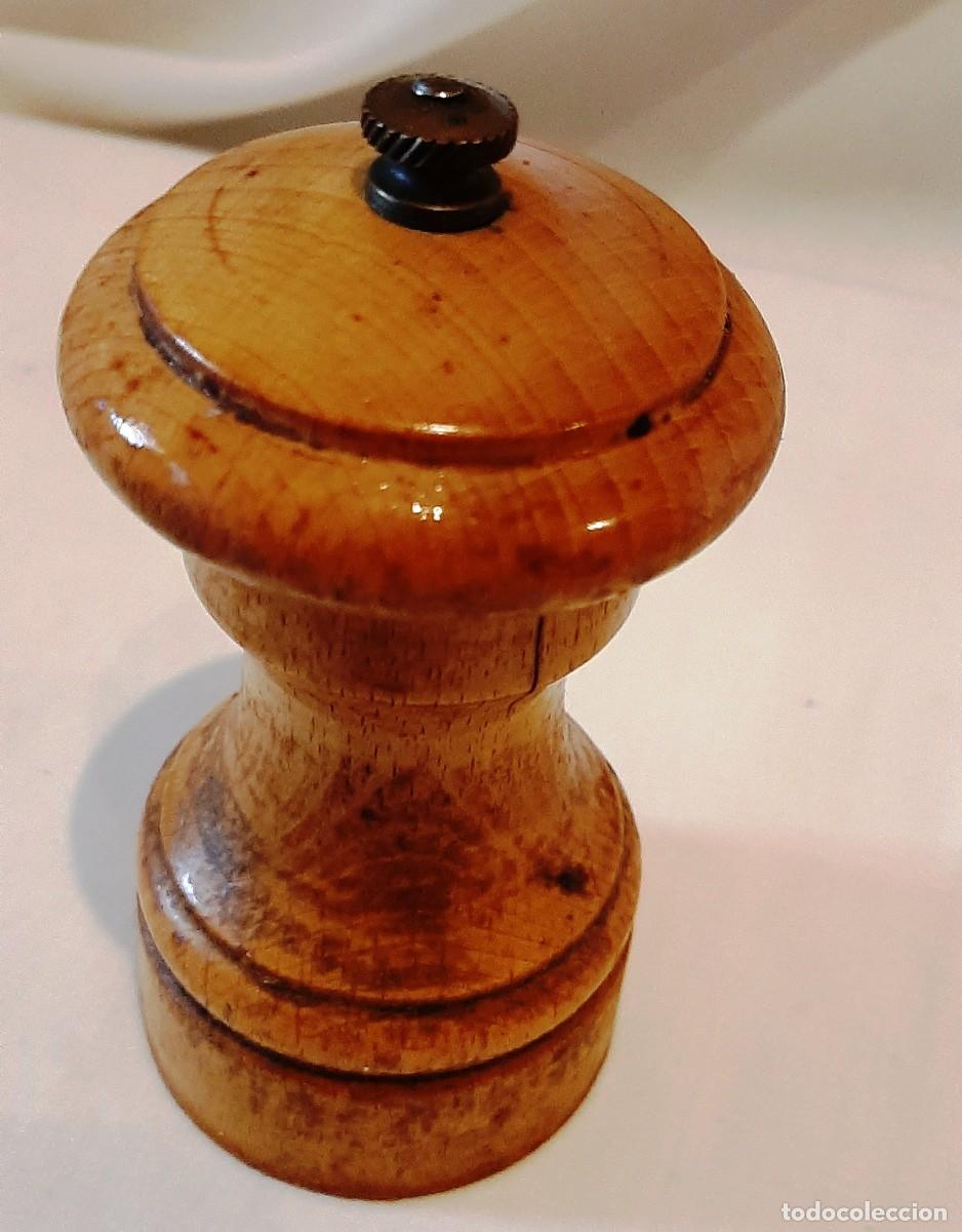 Coleccionismo: Antiguo molinillo de madera claro - Foto 3