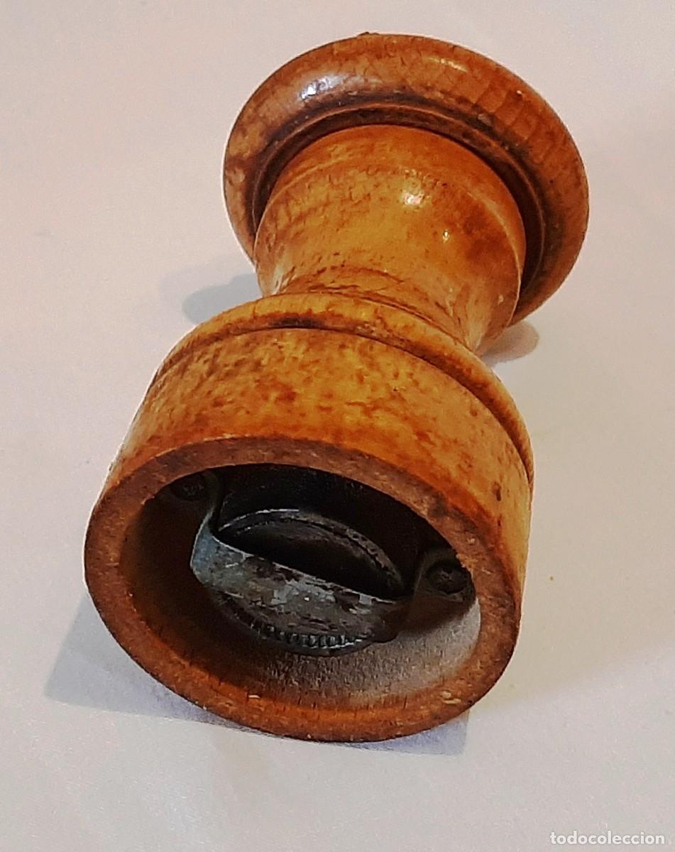 Coleccionismo: Antiguo molinillo de madera claro - Foto 4