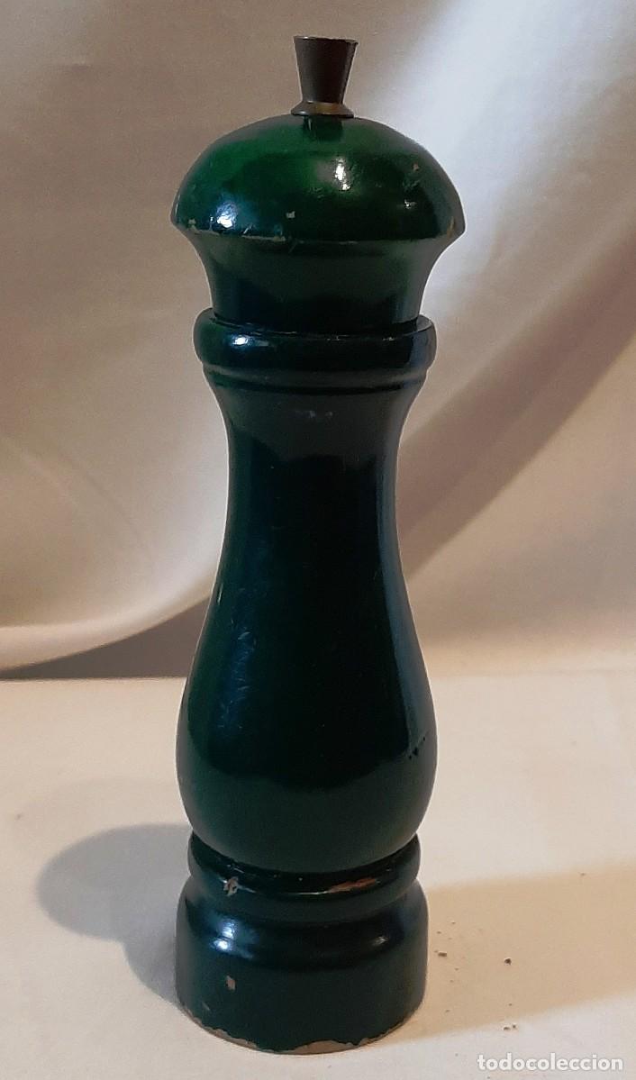 Coleccionismo: Molinillo antiguo de madera verde. - Foto 1