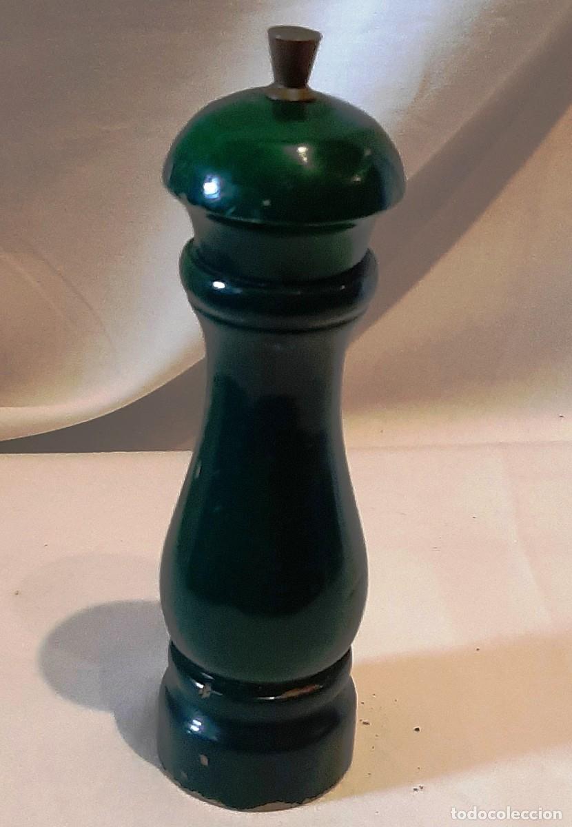 Coleccionismo: Molinillo antiguo de madera verde. - Foto 2