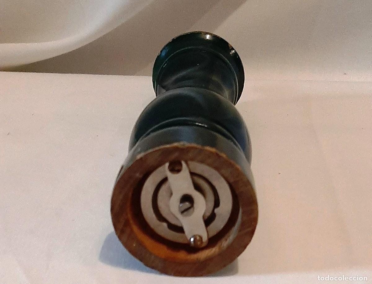 Coleccionismo: Molinillo antiguo de madera verde. - Foto 4