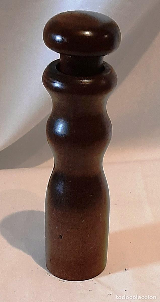 Coleccionismo: Molinillo de golpe antiguo de madera - Foto 1
