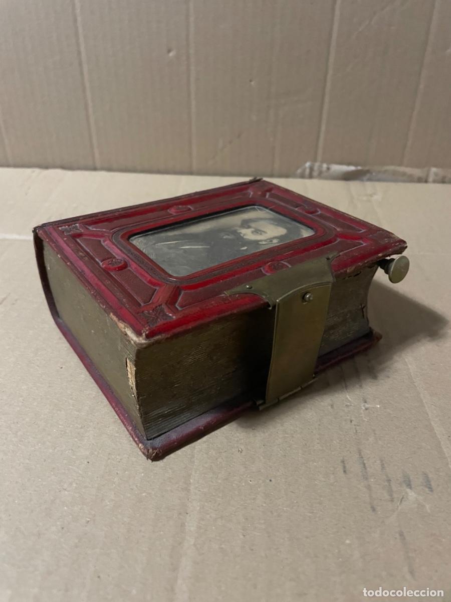 Coleccionismo: M55 - ANTIGUA CAJA DOBLE USO MICROPHORE PIEL REPUJADA FORMA DE LIBRO EN EL INTERIOR HAY UN MECANISMO