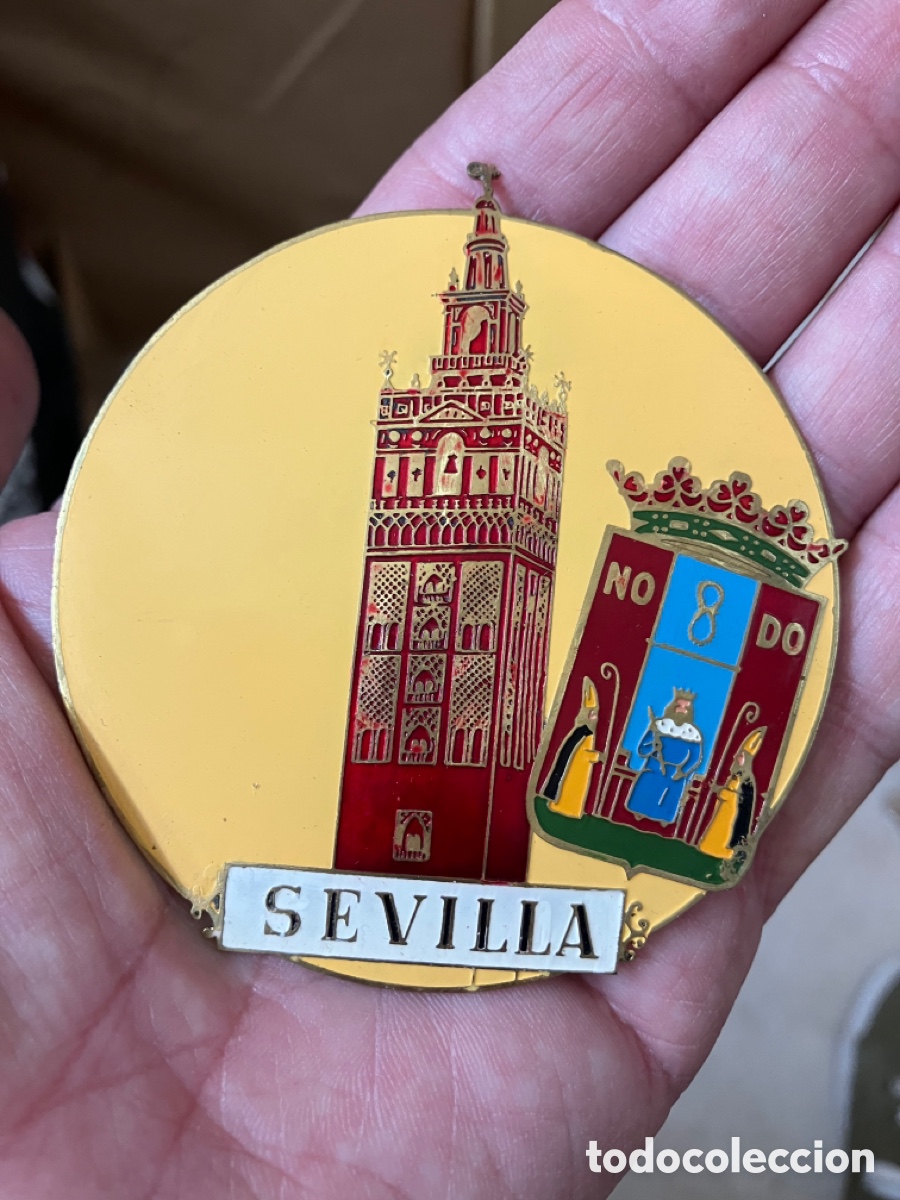 Collezionismo: Insignia antigua Sevilla para coche