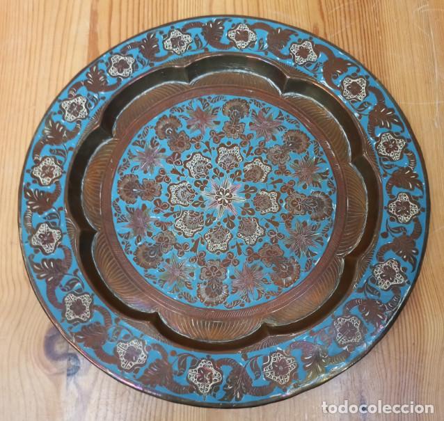 Coleccionismo: BONITO PLATO DE COBRE O LATON TIPO DAMASQUINADO EN AZUL, N&ordm; 20