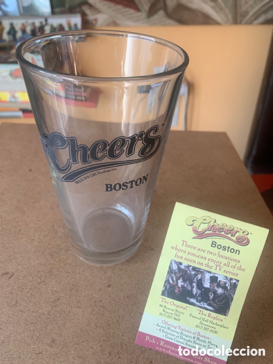 Coleccionismo: GRAN VASO Y TARJETA DE VISITA DEL FAMOSO BAR CHEERS. SERIE DE TV.