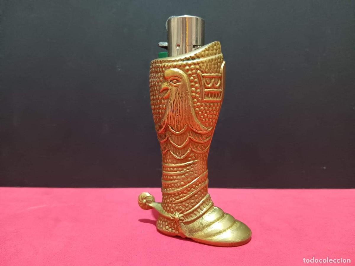 Coleccionismo: antiguo porta mecheros en forma de bota para encendedor clipper en bronce a&ntilde;os 80