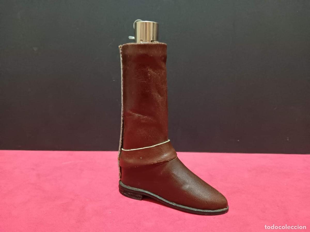 Coleccionismo: antiguo porta mecheros en forma de bota para encendedor clipper en cuero a&ntilde;os 80