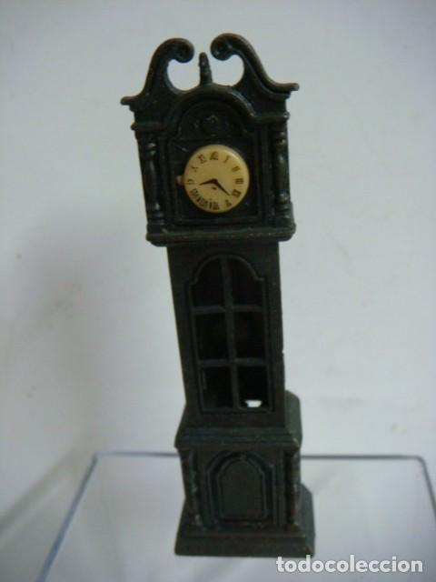 Coleccionismo: SACAPUNTAS FIGURA DE RELOJ ANTIGUO-CAJ-B- N&ordm;-155