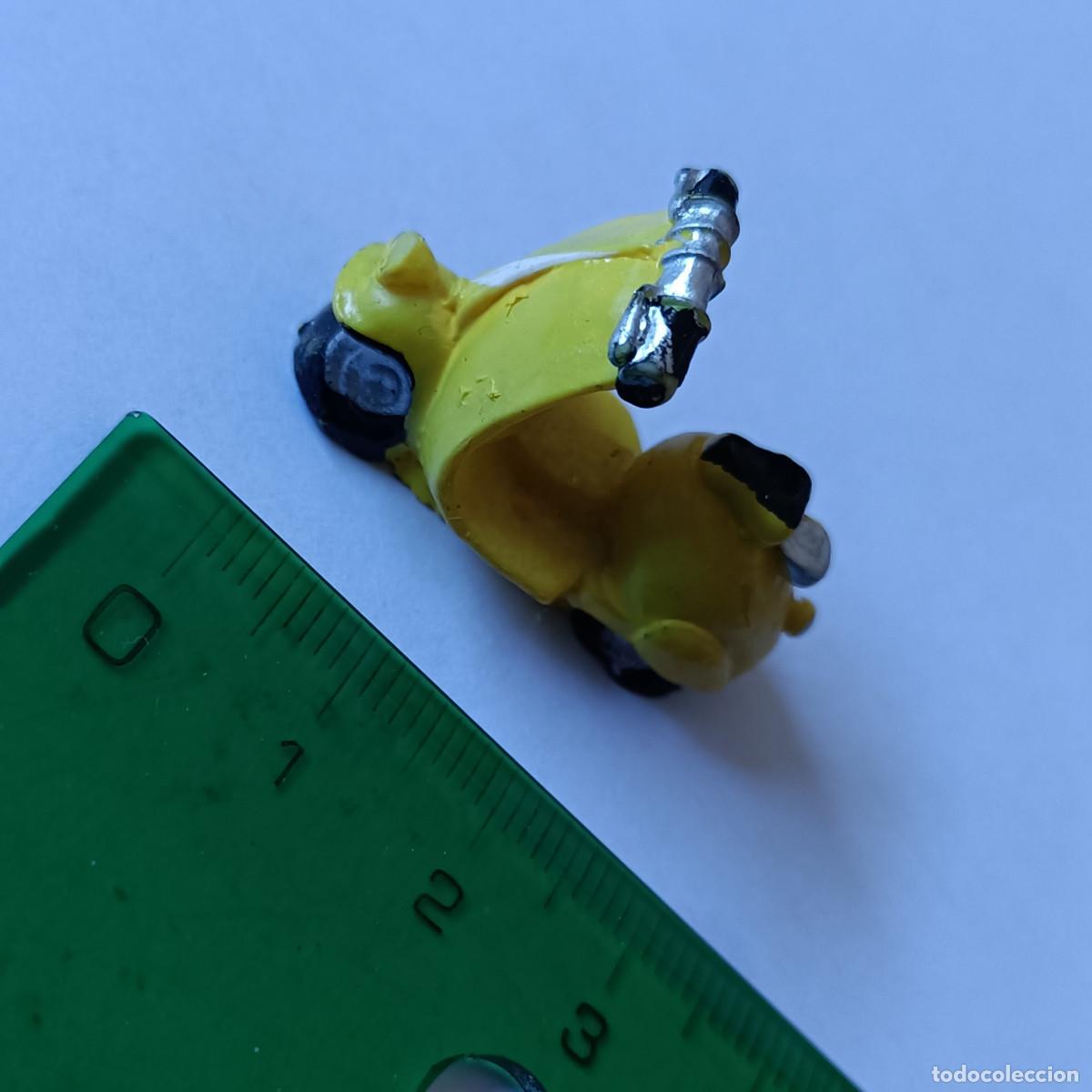 Coleccionismo: moto vespa amarilla de rosco reyes miniatura mini vehiculo motocicleta escala motito motorbike