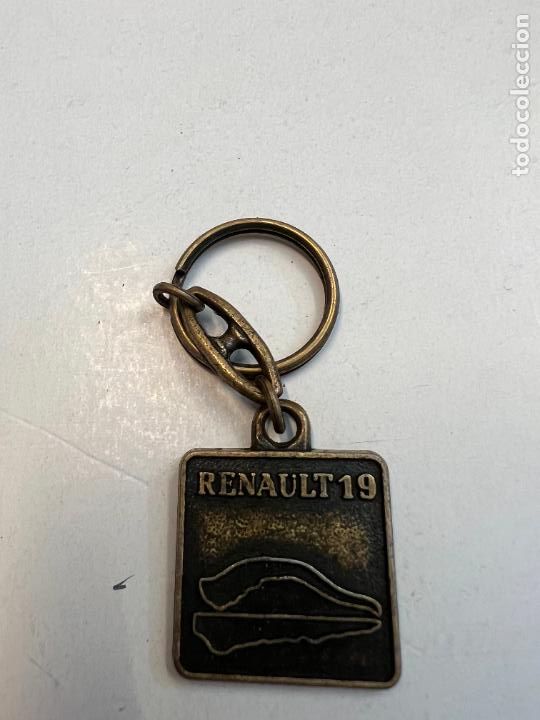 Coleccionismo: LLAVERO. RENAULT 19. MEDIDAS 3*3 CM